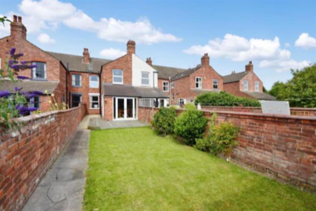 Spacious Victorian Townhouse With Cathedral Views Lincoln Bagian luar foto